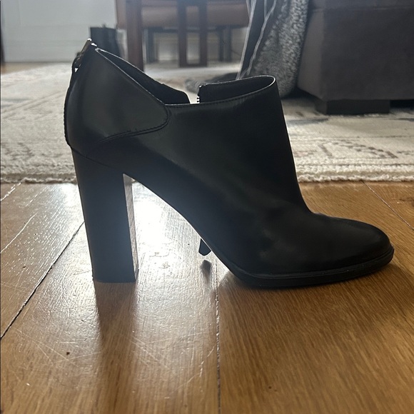 FRYE AND CO. Classic Black Ankle Boots - Picture 4 of 6